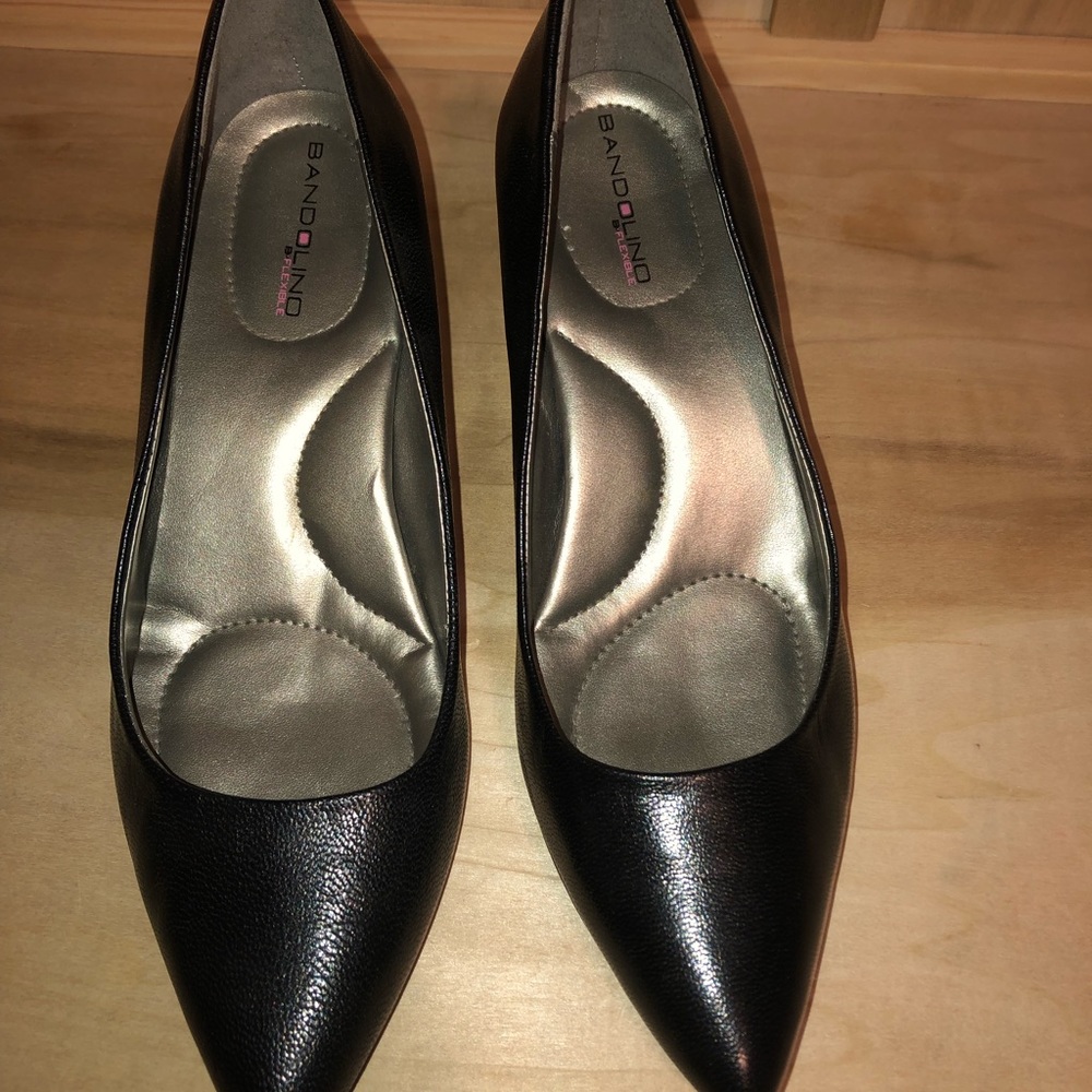 Black small heel pump never worn